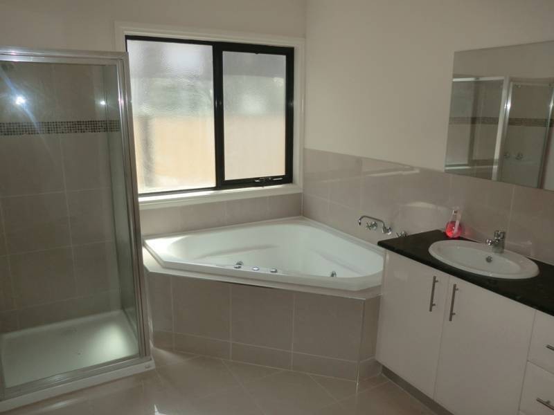 10 Gibralter Gardens, Point Cook VIC 3030