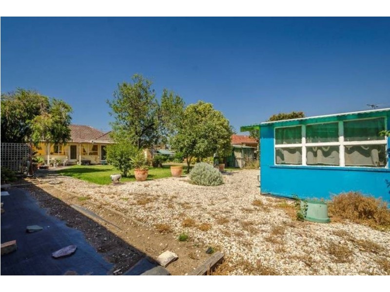 14 Almond Aveunue, Brooklyn VIC 3012