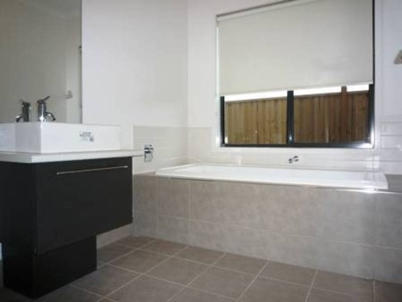 164 Sanctuary Lakes South Blvd, Point Cook VIC 3030