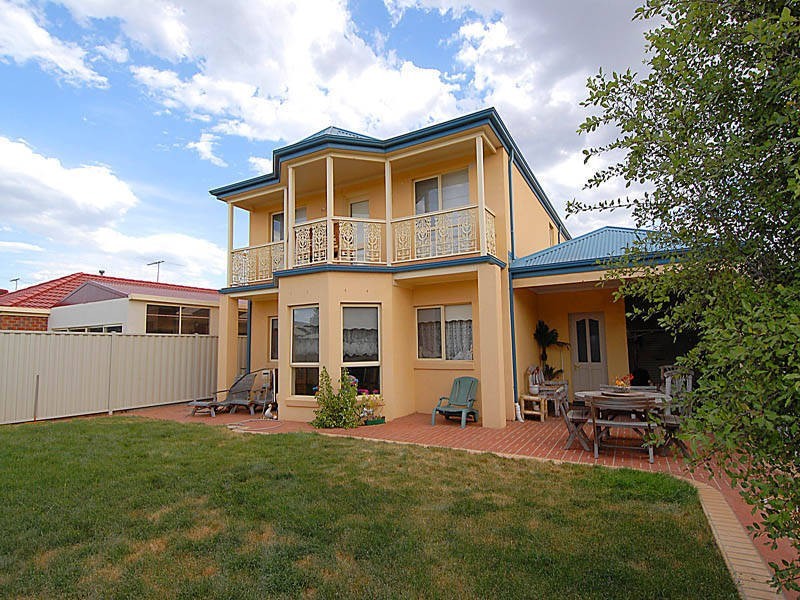 25 Parkin Ave, Caroline Springs VIC 3023