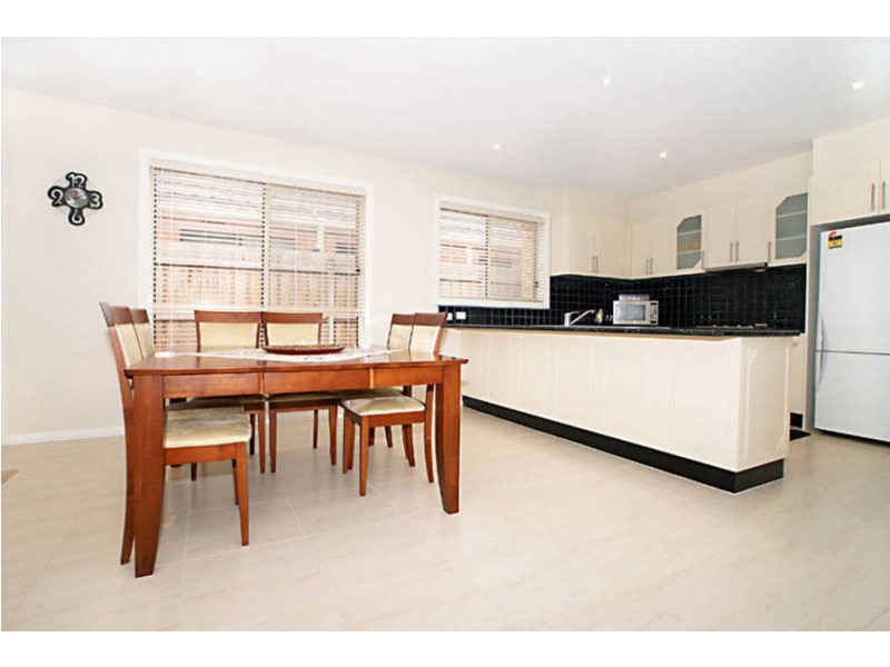 17 Minvi Tce, Cairnlea VIC 3023