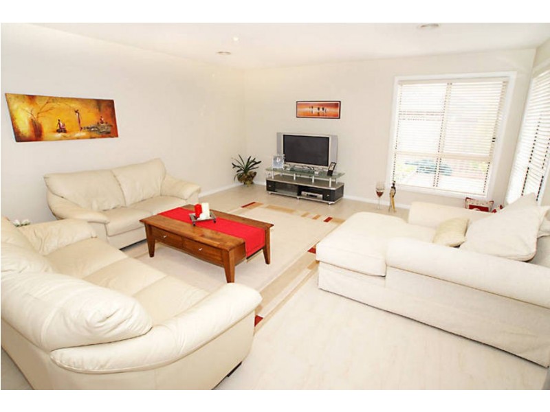 17 Minvi Tce, Cairnlea VIC 3023