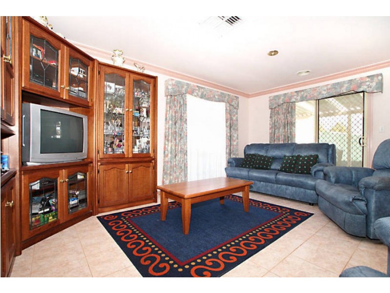 4 Goulburn Cct, Caroline Springs VIC 3023