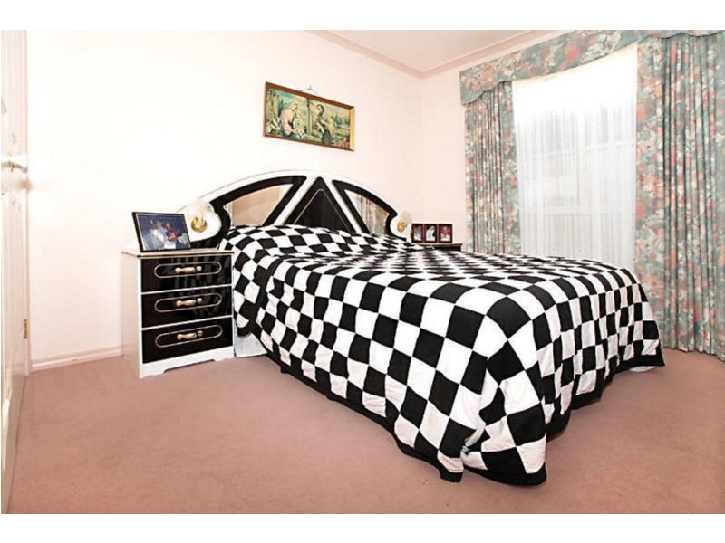 4 Goulburn Cct, Caroline Springs VIC 3023