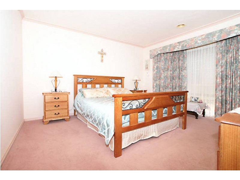 4 Goulburn Cct, Caroline Springs VIC 3023