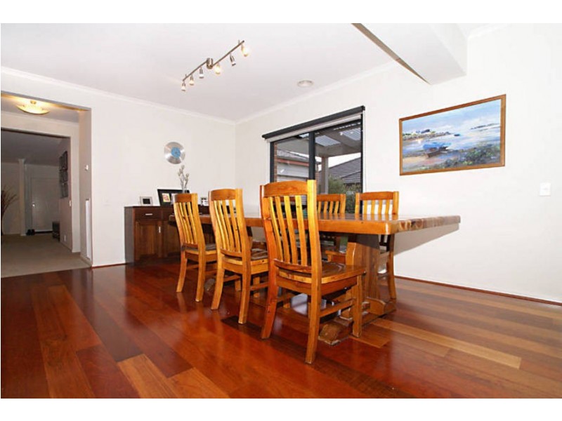 8 Dobell Cresent, Caroline Springs VIC 3023