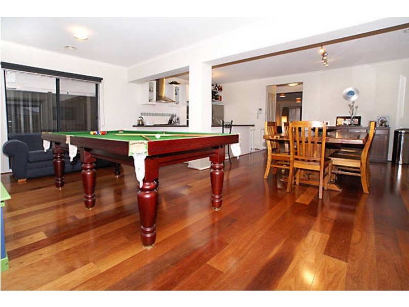 8 Dobell Cresent, Caroline Springs VIC 3023