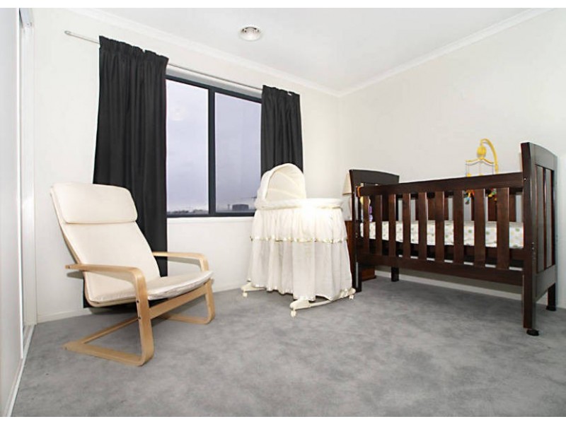 8 Dobell Cresent, Caroline Springs VIC 3023