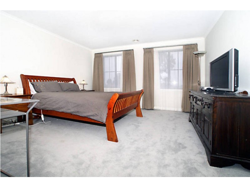 8 Dobell Cresent, Caroline Springs VIC 3023