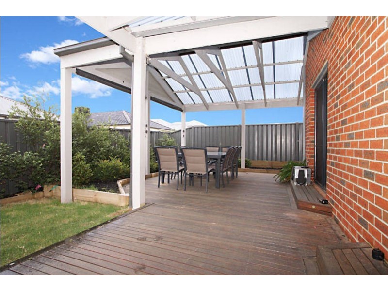 8 Dobell Cresent, Caroline Springs VIC 3023