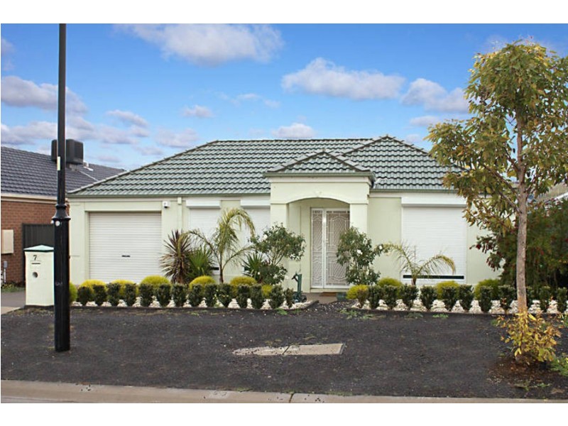 7 Coburn Way, Caroline Springs VIC 3023