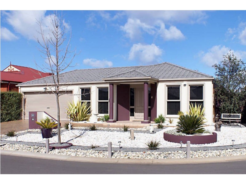 6 Hinchinbrook Close, Caroline Springs VIC 3023