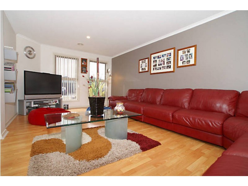 6 Hinchinbrook Close, Caroline Springs VIC 3023