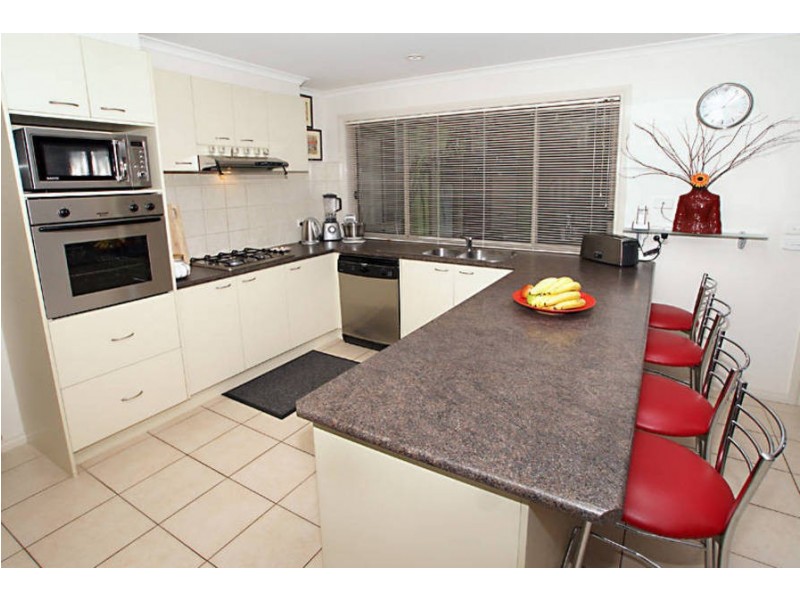 6 Hinchinbrook Close, Caroline Springs VIC 3023