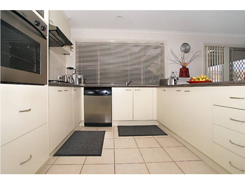 6 Hinchinbrook Close, Caroline Springs VIC 3023