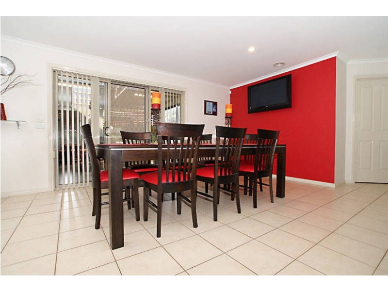 6 Hinchinbrook Close, Caroline Springs VIC 3023
