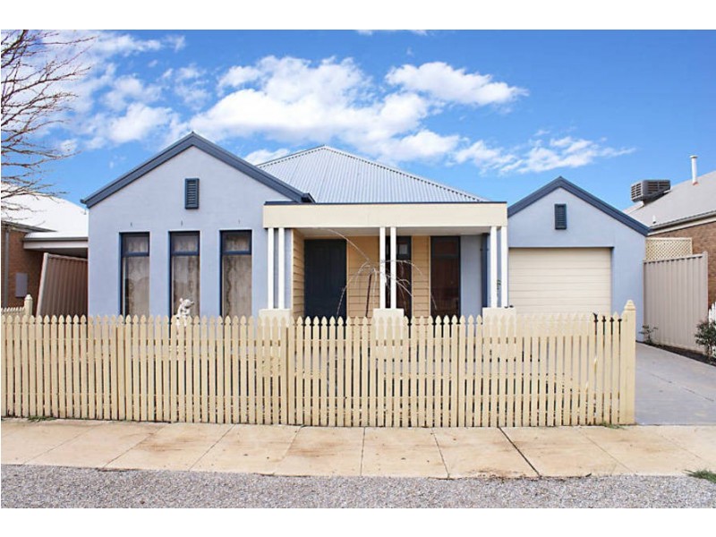 30 Braeside Walk, Caroline Springs VIC 3023