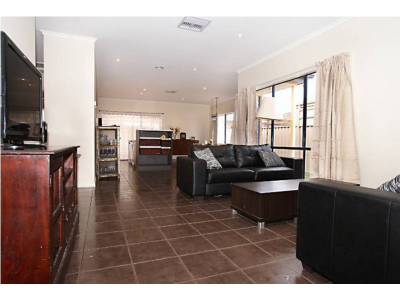 30 Braeside Walk, Caroline Springs VIC 3023