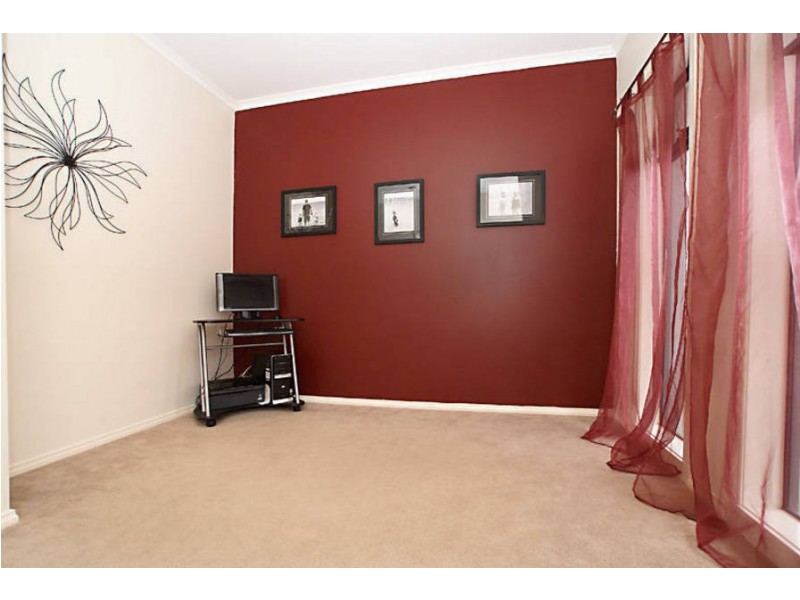 30 Braeside Walk, Caroline Springs VIC 3023