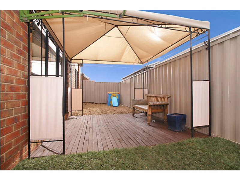 30 Braeside Walk, Caroline Springs VIC 3023