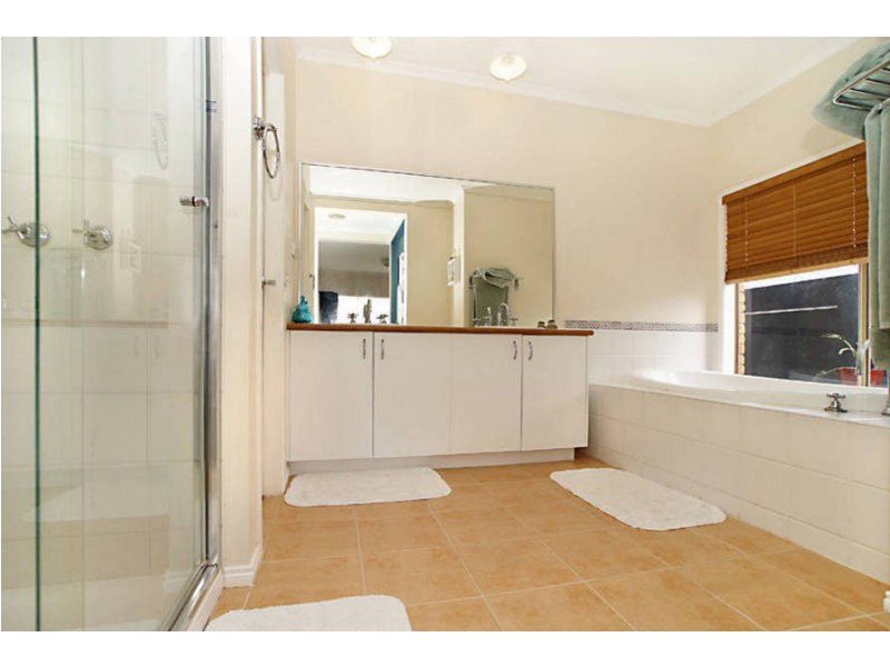 3 Kenrick Mews, Caroline Springs VIC 3023