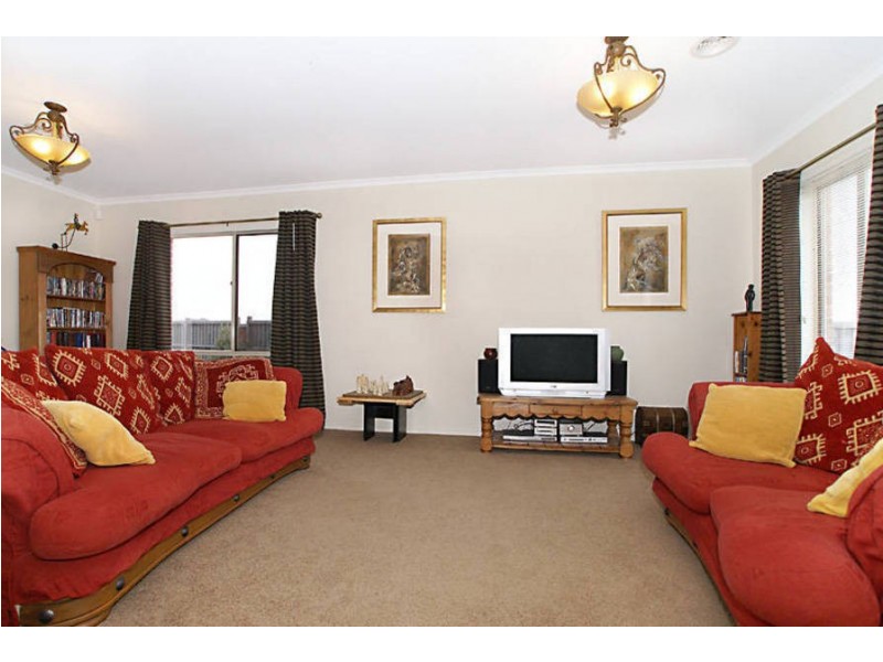 6 Gill Place, Caroline Springs VIC 3023