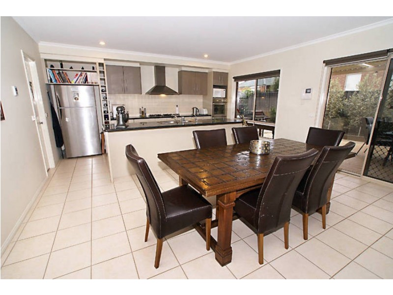 6 Gill Place, Caroline Springs VIC 3023