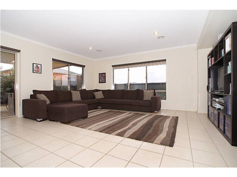6 Gill Place, Caroline Springs VIC 3023