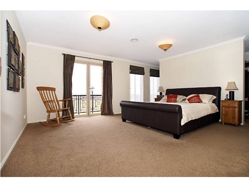 6 Gill Place, Caroline Springs VIC 3023