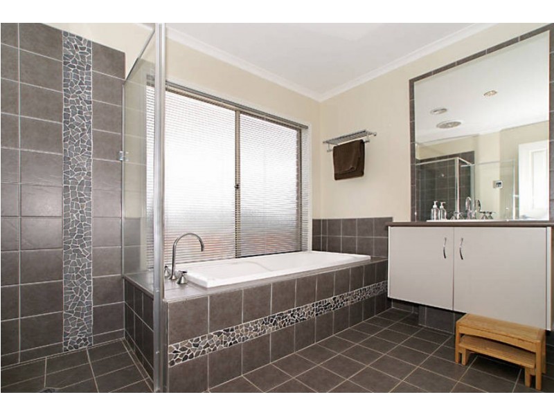 6 Gill Place, Caroline Springs VIC 3023