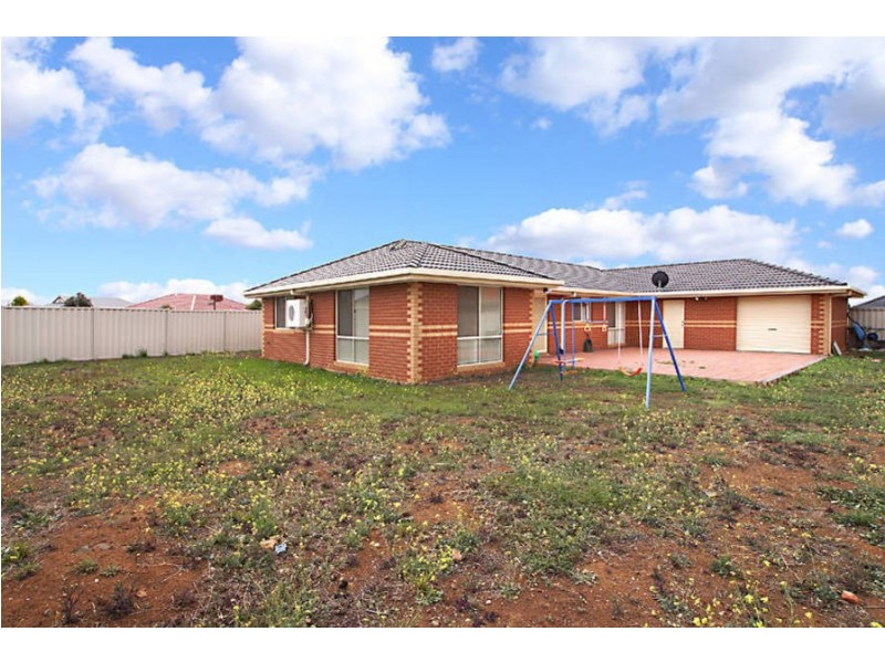 31 Wyperfield Cct, Caroline Springs VIC 3023