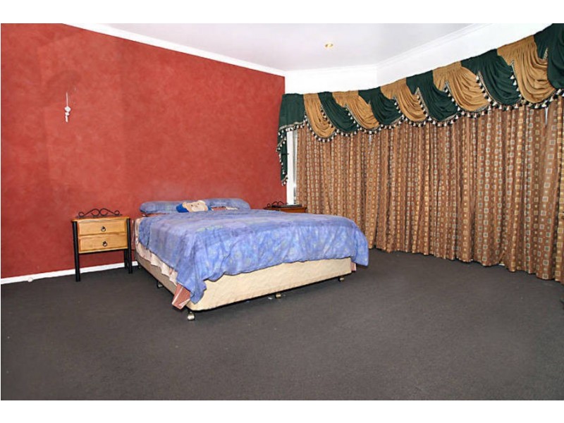 11 Daintree Retreat, Caroline Springs VIC 3023