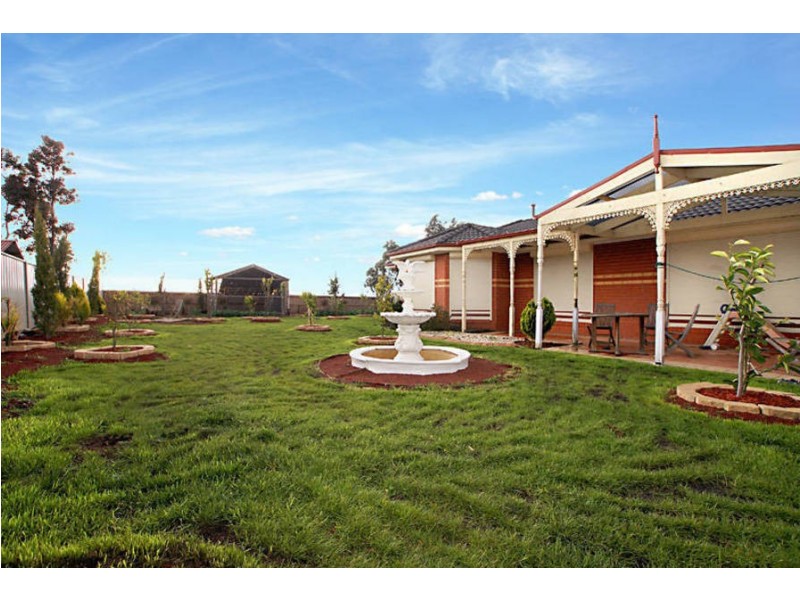 11 Daintree Retreat, Caroline Springs VIC 3023