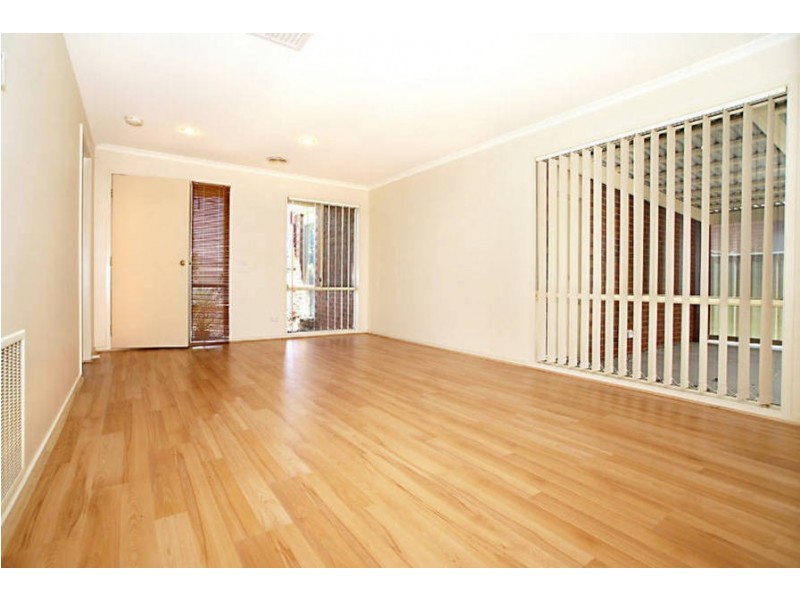 4 Earlington Blv, Burnside VIC 3023