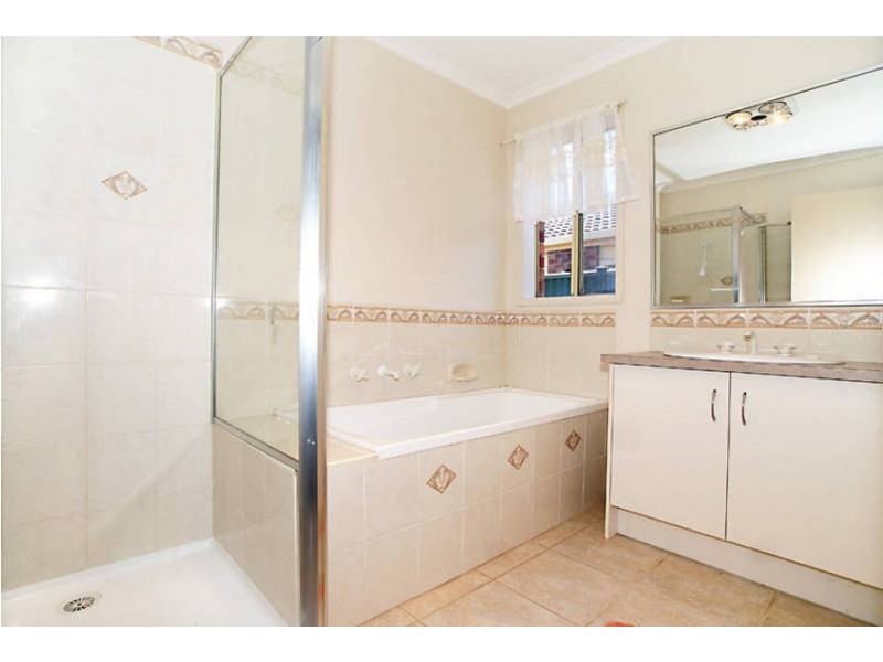 4 Earlington Blv, Burnside VIC 3023