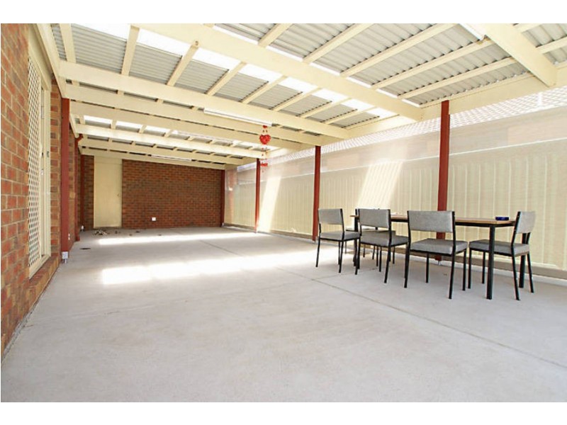 4 Earlington Blv, Burnside VIC 3023