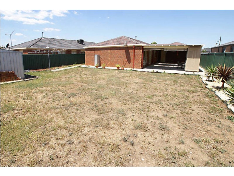 4 Earlington Blv, Burnside VIC 3023