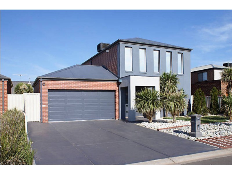 6 Hatchford Grn, Caroline Springs VIC 3023