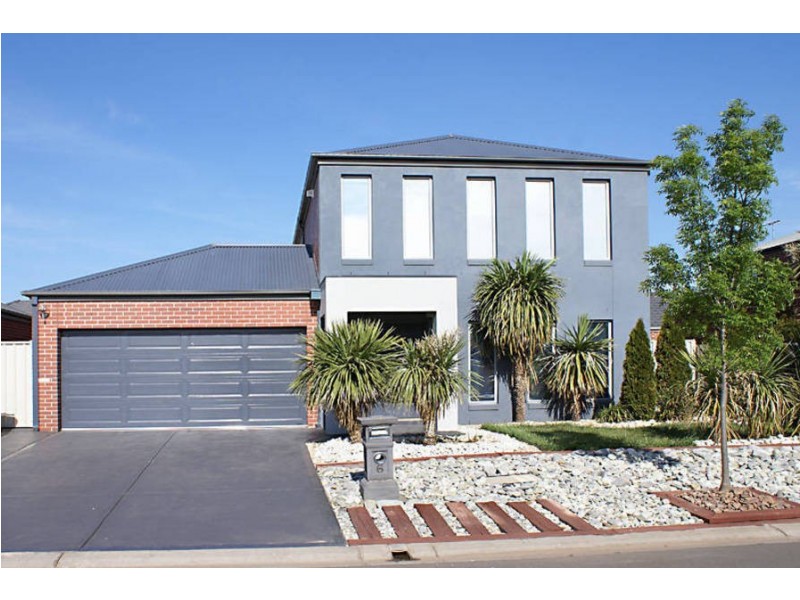 6 Hatchford Grn, Caroline Springs VIC 3023