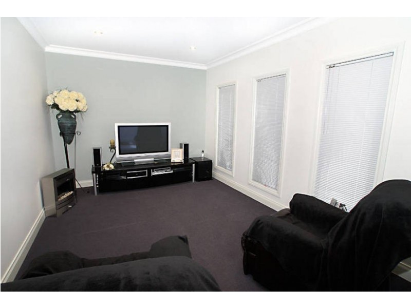 6 Hatchford Grn, Caroline Springs VIC 3023