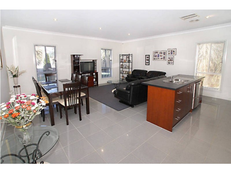 6 Hatchford Grn, Caroline Springs VIC 3023