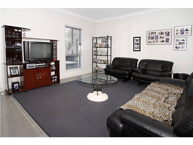 6 Hatchford Grn, Caroline Springs VIC 3023