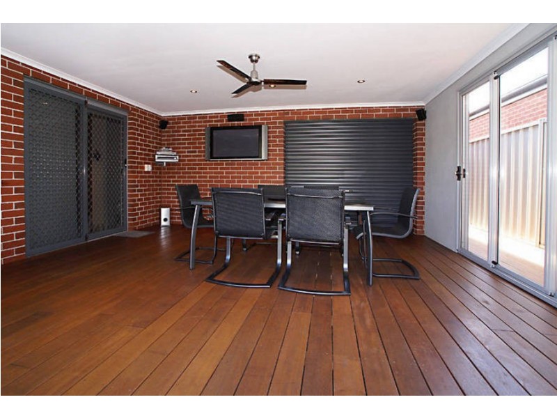 6 Hatchford Grn, Caroline Springs VIC 3023