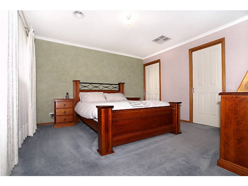 3 Parramatta Crt, Caroline Springs VIC 3023