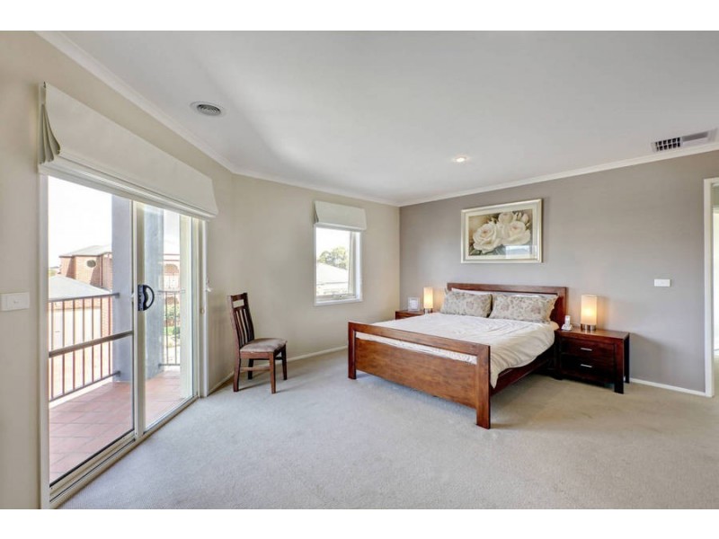 4/4 Landers Court, Caroline Springs VIC 3023