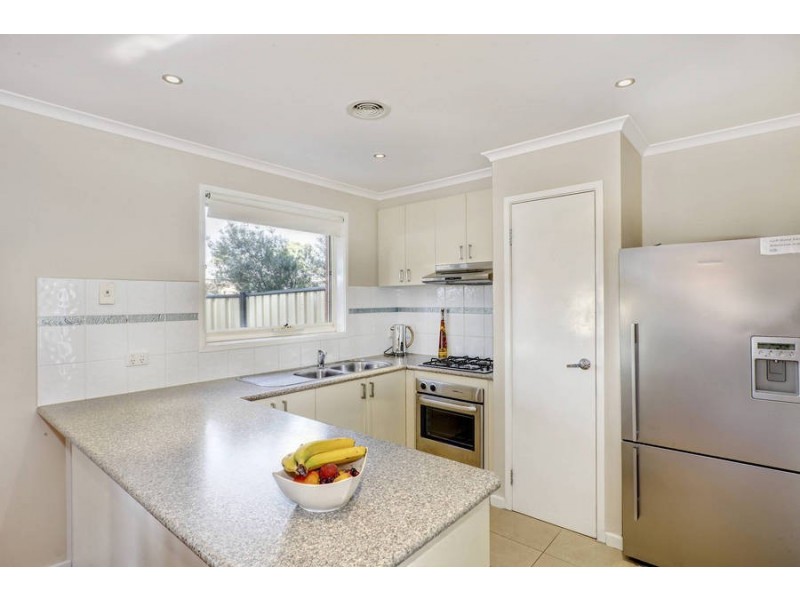 4/4 Landers Court, Caroline Springs VIC 3023