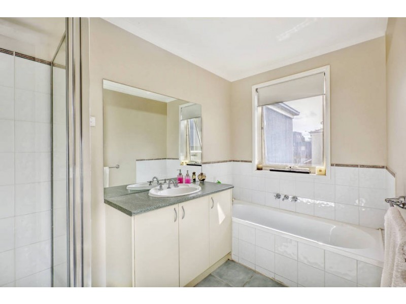 4/4 Landers Court, Caroline Springs VIC 3023