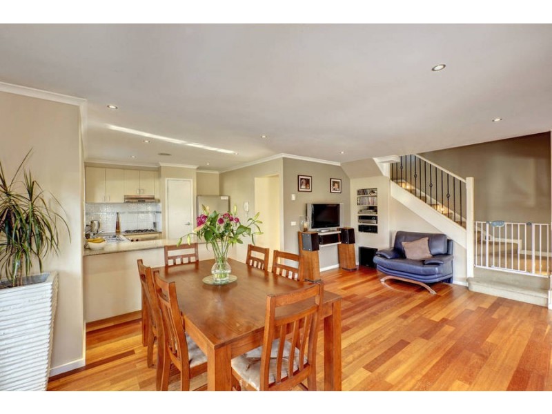 4/4 Landers Court, Caroline Springs VIC 3023