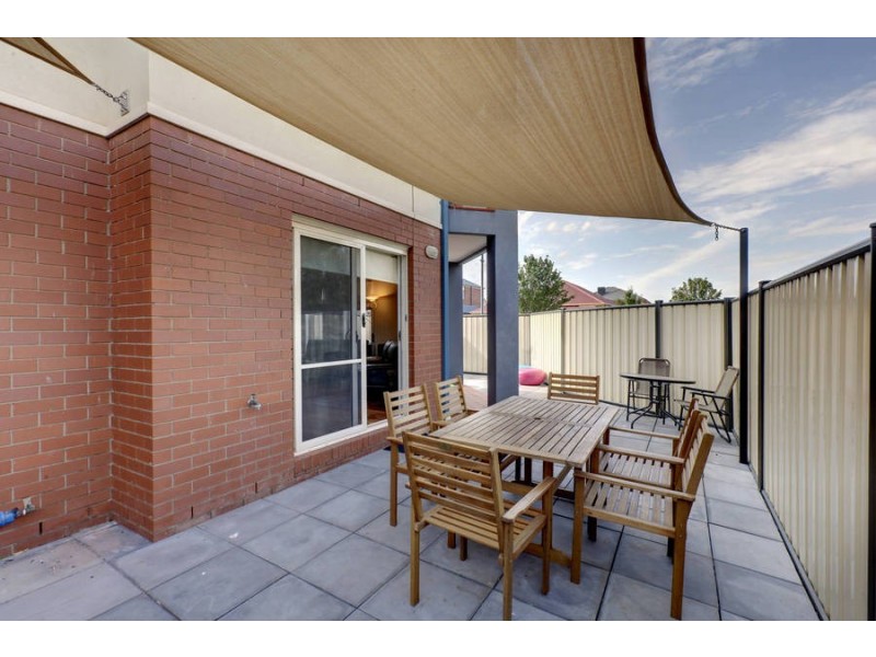 4/4 Landers Court, Caroline Springs VIC 3023