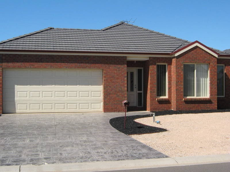 3 Great Barr Cresent, Caroline Springs VIC 3023